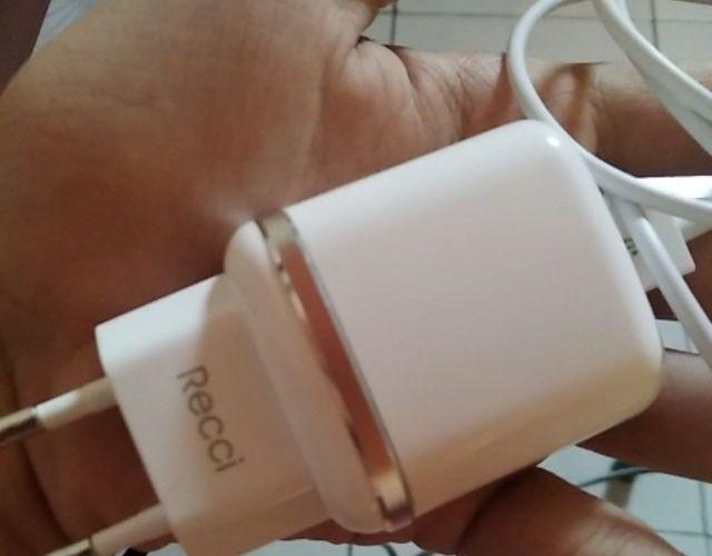 Rating bintang 5 dari konsumen saat memilih charger Recci